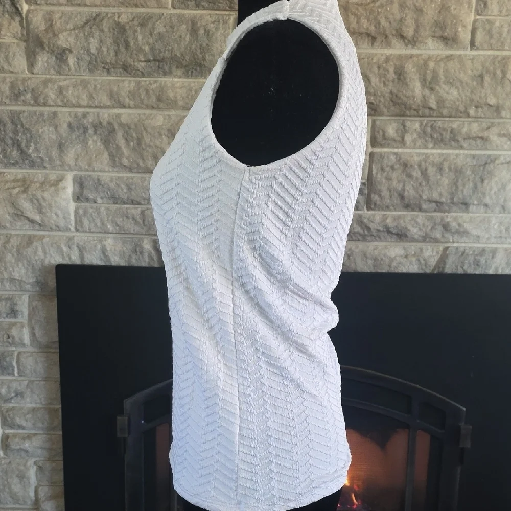 red By BKE Women's White Textured Sleeveless Keyhole Top. Size Large